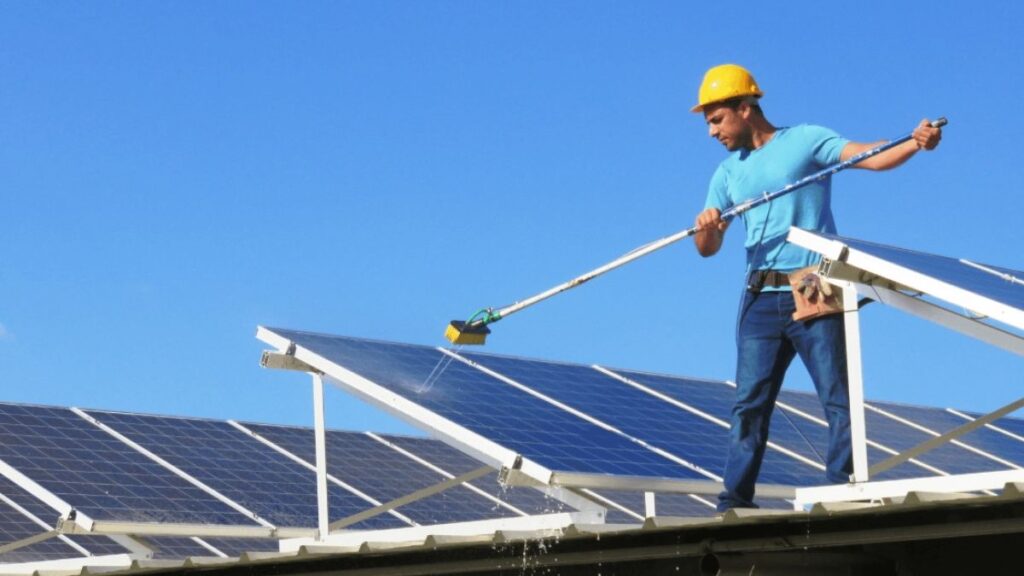 how to clean solar panels on the roof