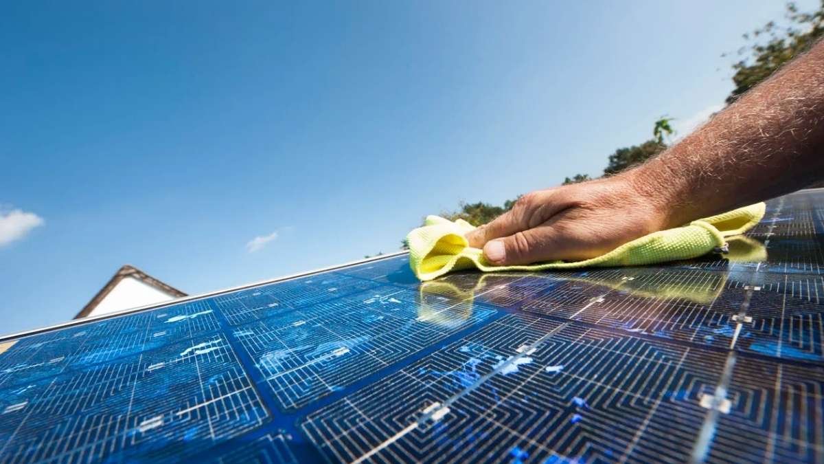 How to Clean Solar Panels on Roof